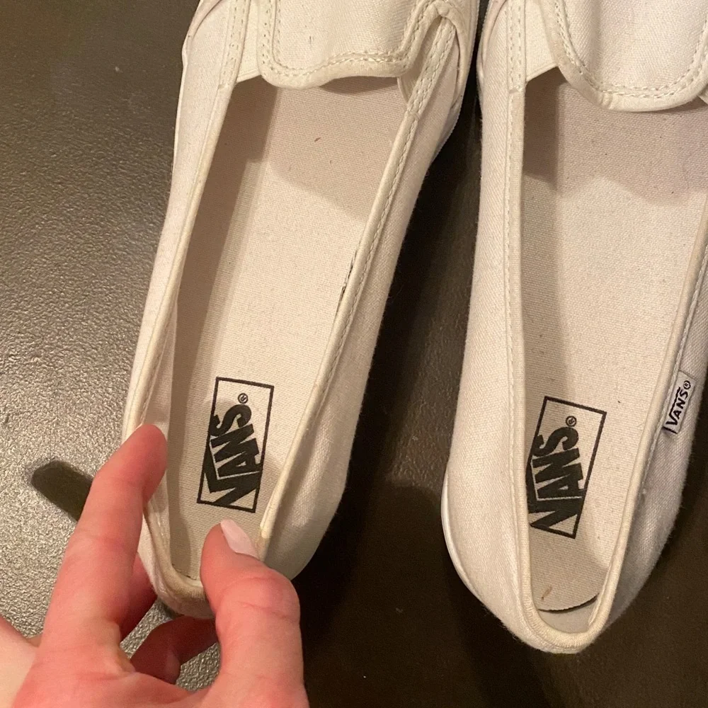 White vans - Picture 3 of 5